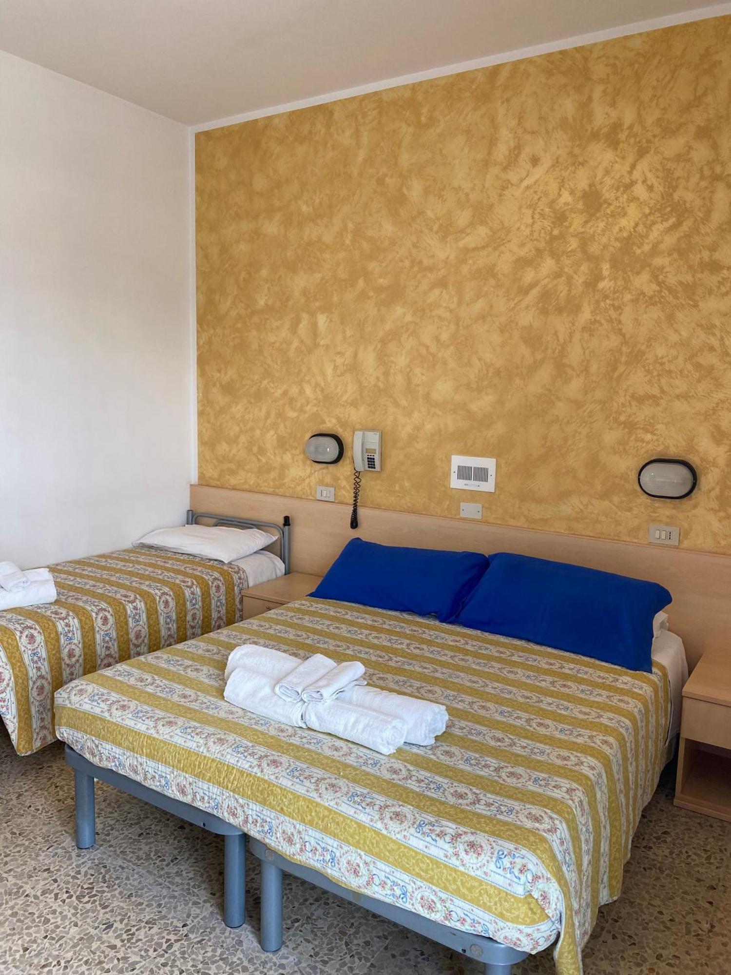 Hotel Loretta Римини Экстерьер фото