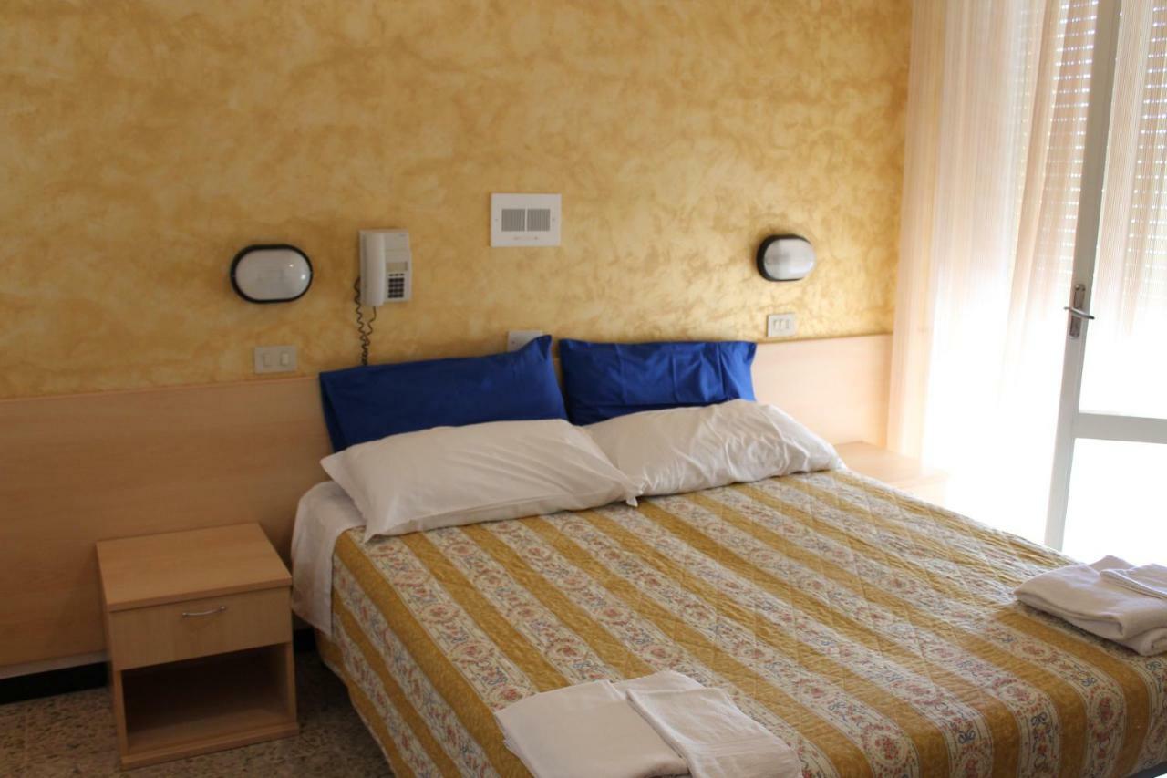 Hotel Loretta Римини Экстерьер фото