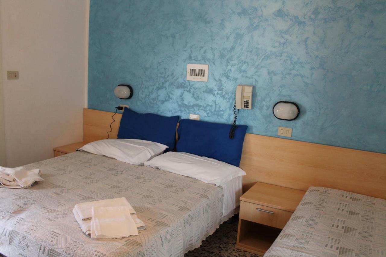 Hotel Loretta Римини Экстерьер фото