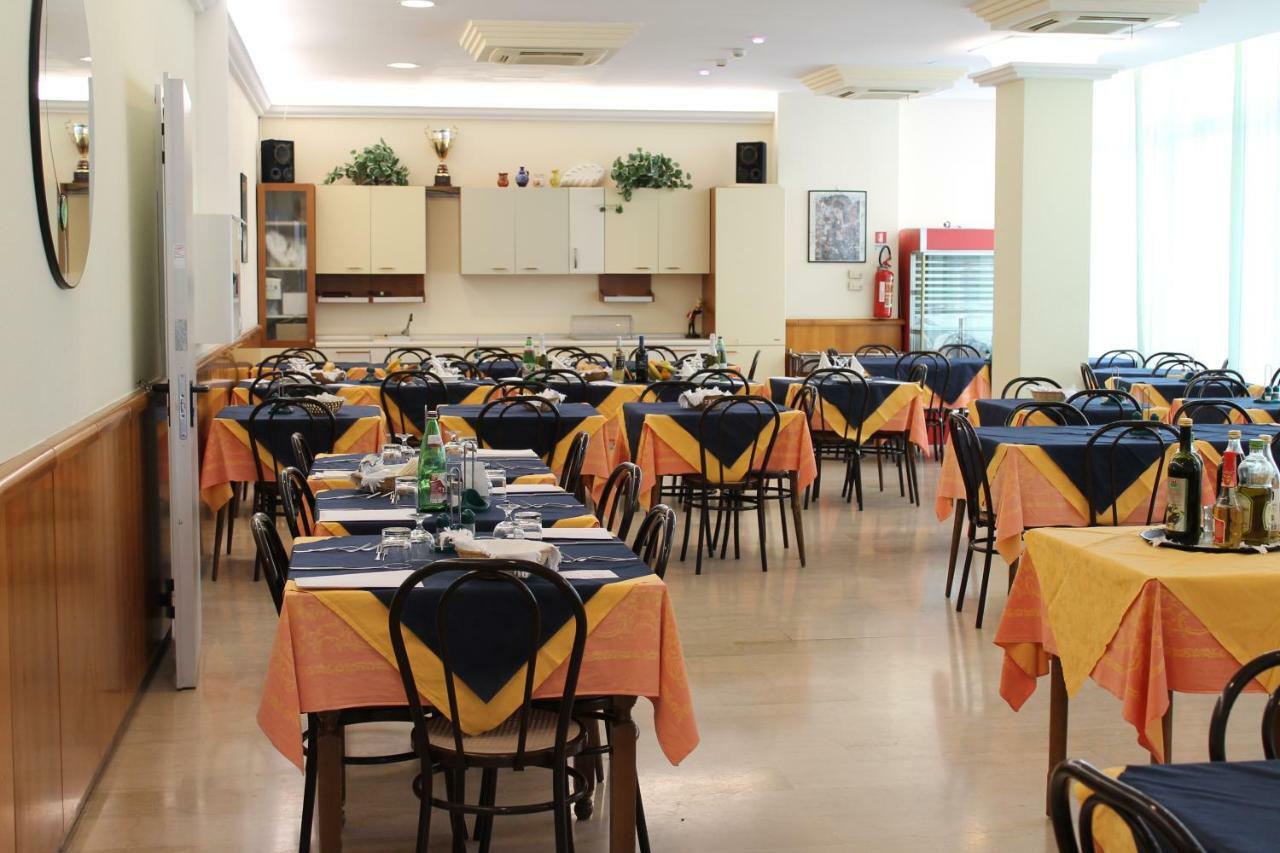 Hotel Loretta Римини Экстерьер фото